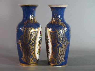 Paire de grandes vases en porcelaine de Paris — décor floral sur fond bleu nuagé, milieu XIXe siècle