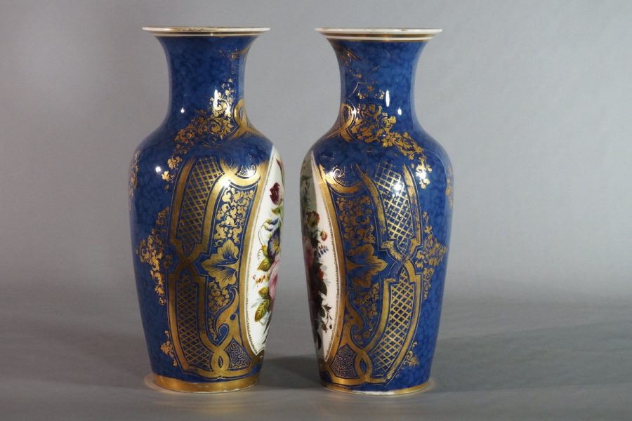 Paire de grandes vases en porcelaine de Paris — décor floral sur fond bleu nuagé, milieu XIXe siècle