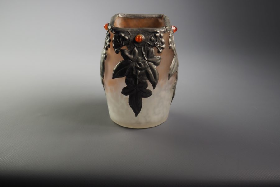 Vase en pâte de verre avec monture en étain moulé décorée de feuilles de lierre et de quatre cabochons rouges. France, époque Art nouveau, fin XIXe – début XXe siècle.