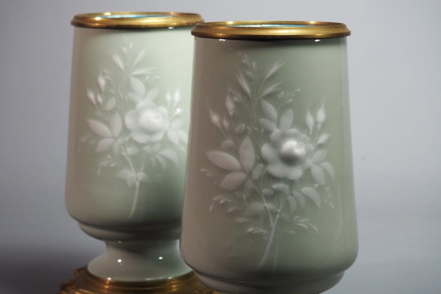 Paire de vases en porcelaine céladon et bronze, France, époque Napoléon III, XIXe siècle.
