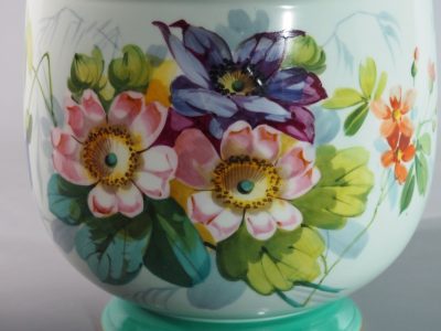 Cache-pot en porcelaine à décor floral, France, époque Napoléon III