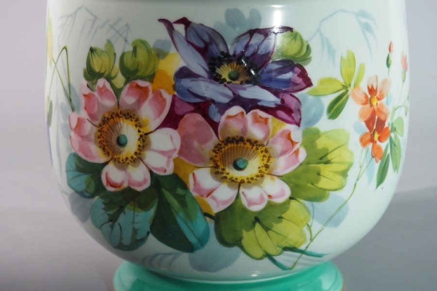 Cache-pot en porcelaine à décor floral, France, époque Napoléon III
