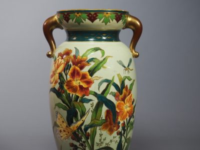 Vase en faïence de Sarreguemines, décor floral et papillons, fin du XIXe siècle