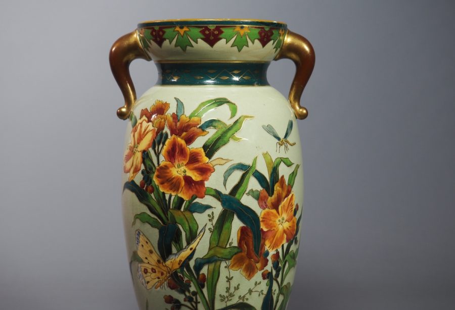 Vase en faïence de Sarreguemines, décor floral et papillons, fin du XIXe siècle