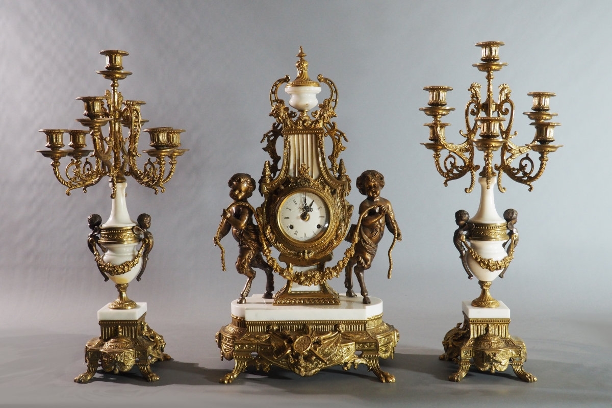 Grande garniture de cheminée «Petits faunes. Imperiale» — pendule et candélabres, Italie vers 1965–1975