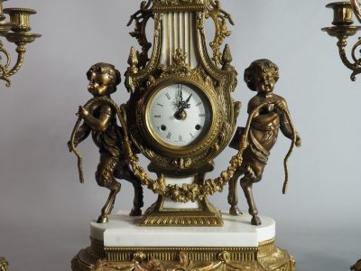 Grande garniture de cheminée «Petits faunes. Imperiale» — pendule et candélabres, Italie vers 1965–1975