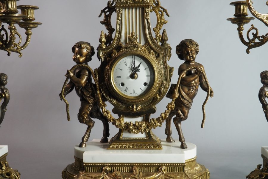 Grande garniture de cheminée «Petits faunes. Imperiale» — pendule et candélabres, Italie vers 1965–1975