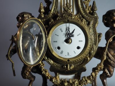 Grande garniture de cheminée «Petits faunes. Imperiale» — pendule et candélabres, Italie vers 1965–1975