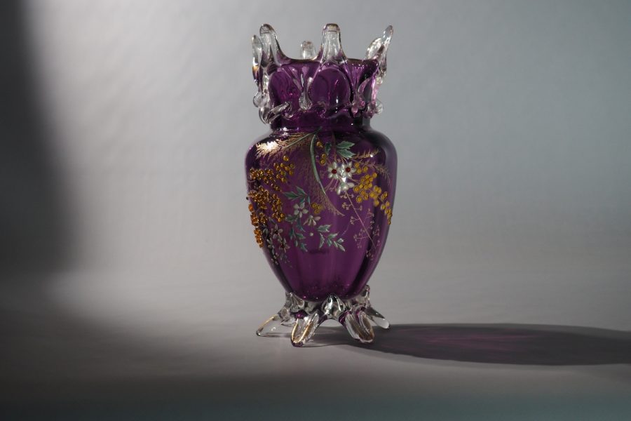 Vase en verre violet émaillé dans le goût de Rousseau, France XIXe siècle