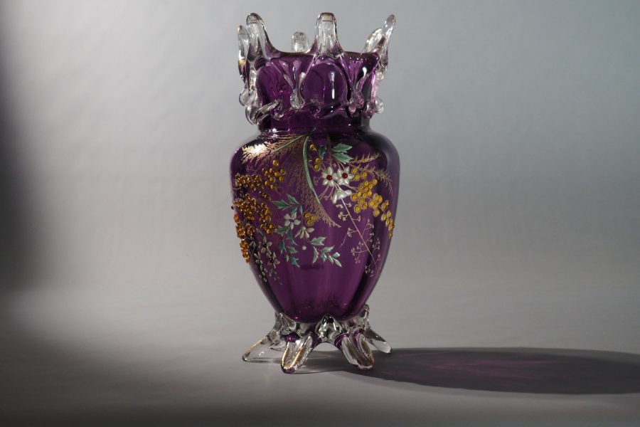 Vase en verre violet émaillé dans le goût de Rousseau, France XIXe siècle