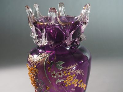 Vase en verre violet émaillé dans le goût de Rousseau, France XIXe siècle