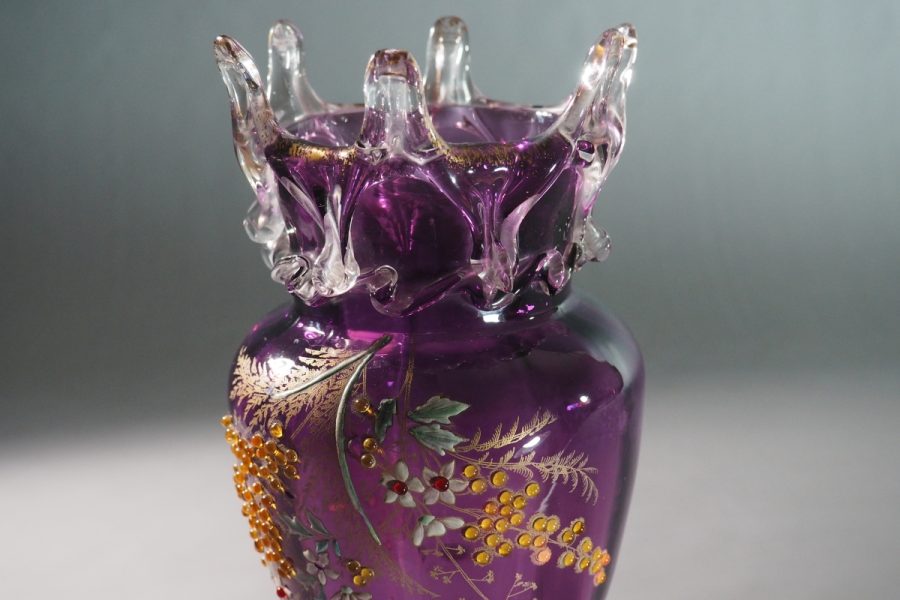 Vase en verre violet émaillé dans le goût de Rousseau, France XIXe siècle