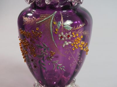 Vase en verre violet émaillé dans le goût de Rousseau, France XIXe siècle