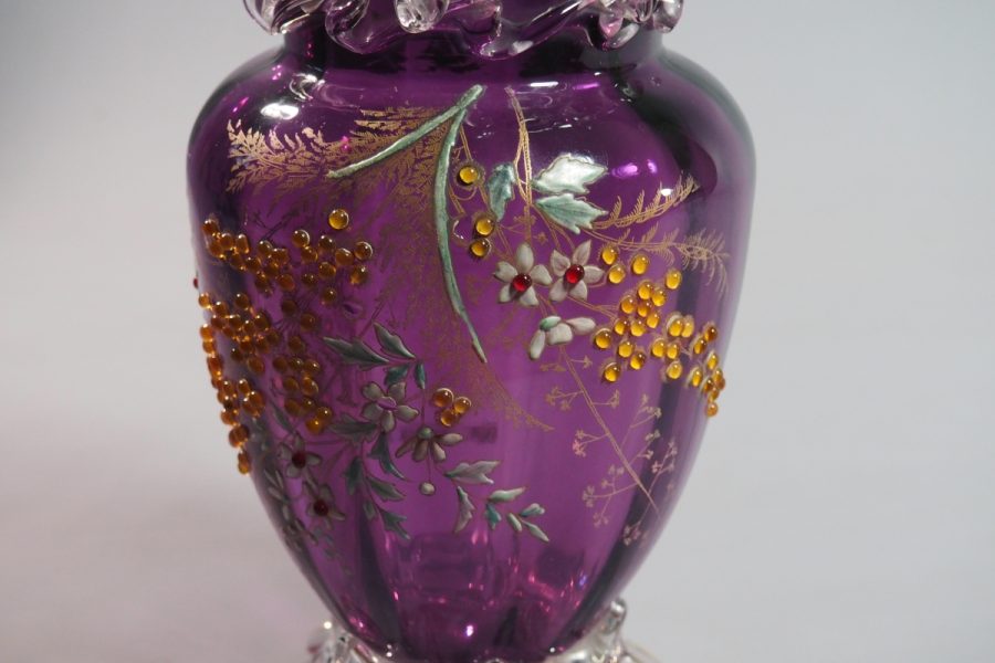 Vase en verre violet émaillé dans le goût de Rousseau, France XIXe siècle
