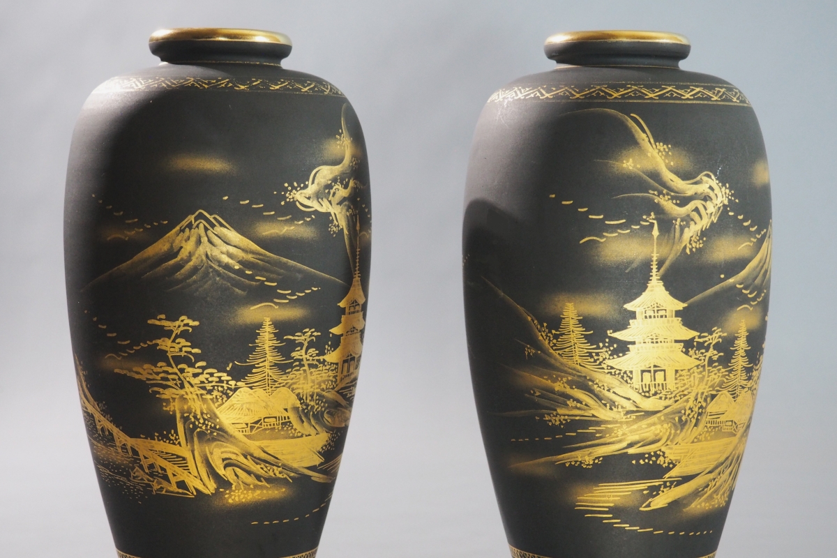 Vases Satsuma Japon Kobe décor or peint main milieu XXe siècle