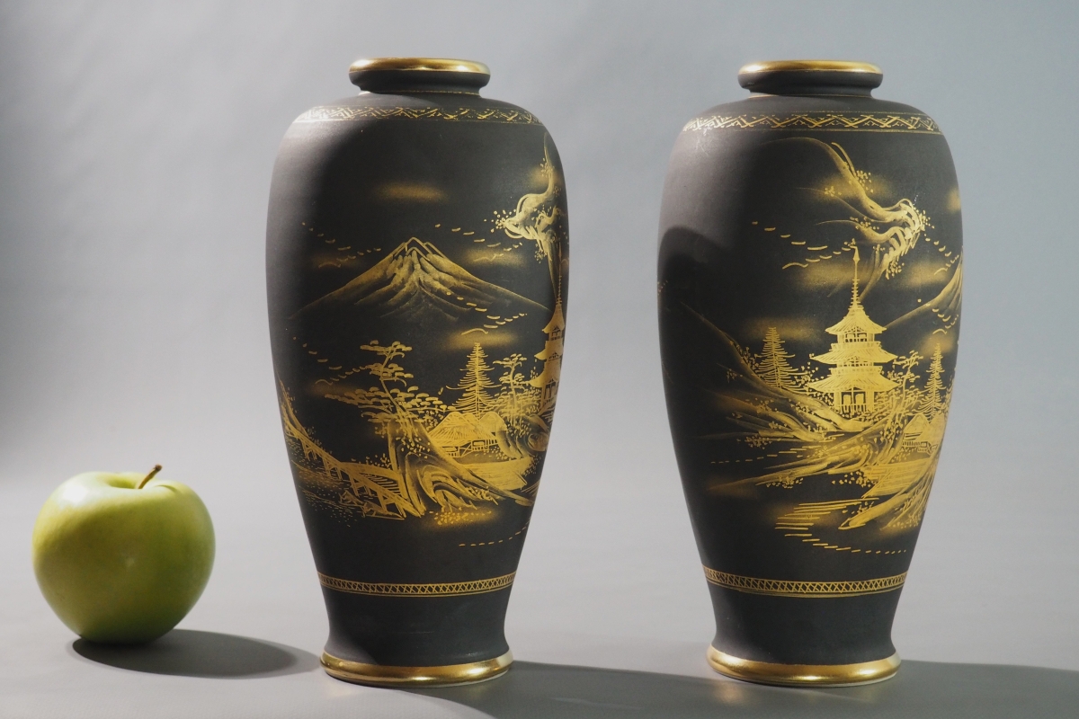 Vases Satsuma Japon Kobe décor or peint main milieu XXe siècle