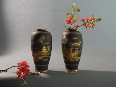 Vases Satsuma Japon Kobe décor or peint main milieu XXe siècle