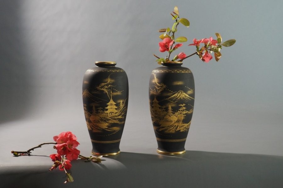 Vases Satsuma Japon Kobe décor or peint main milieu XXe siècle