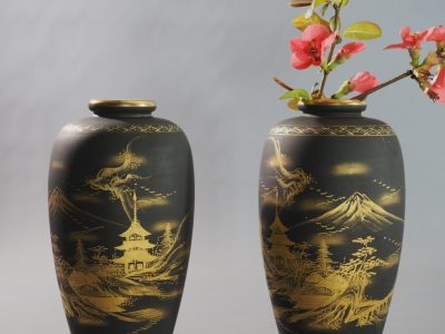 Vases Satsuma Japon Kobe décor or peint main milieu XXe siècle