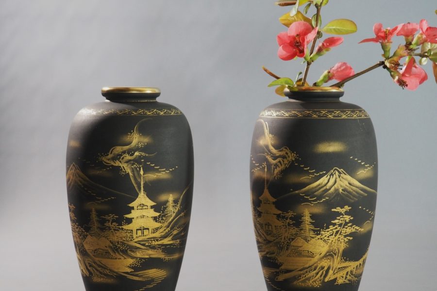 Vases Satsuma Japon Kobe décor or peint main milieu XXe siècle