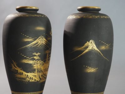 Vases Satsuma Japon Kobe décor or peint main milieu XXe siècle