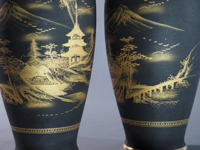 Vases Satsuma Japon Kobe décor or peint main milieu XXe siècle