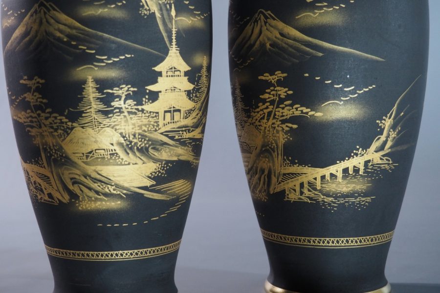Vases Satsuma Japon Kobe décor or peint main milieu XXe siècle