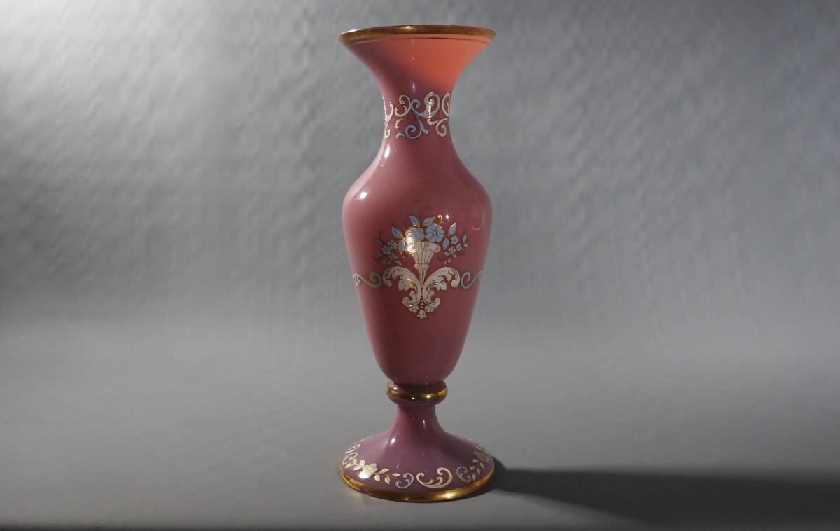 Vaso in opale rosa, periodo Carlo X (1824-1830) - Francia, decorazione a cornucopia