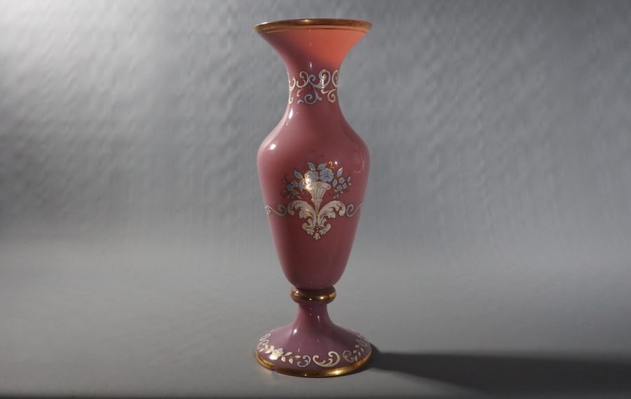 Vase en opaline rose époque Charles X (1824–1830) – France, décor corne d’abondance