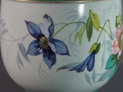 Cache-pot en porcelaine à décor floral, France, époque Napoléon III