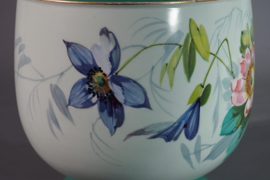 Cache-pot en porcelaine à décor floral, France, époque Napoléon III