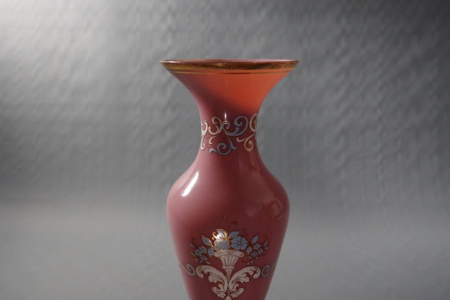 Vase en opaline rose époque Charles X (1824–1830) – France, décor corne d’abondance