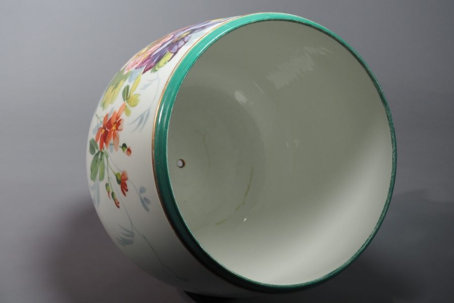 Cache-pot en porcelaine à décor floral, France, époque Napoléon III