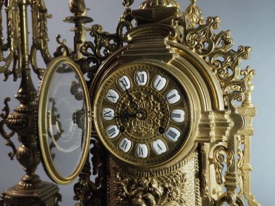 Grande garniture de cheminée - pendule et candélabres de style Néo-Renaissance, XIXe siècle