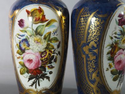 Paire de grandes vases en porcelaine de Paris — décor floral sur fond bleu nuagé, milieu XIXe siècle
