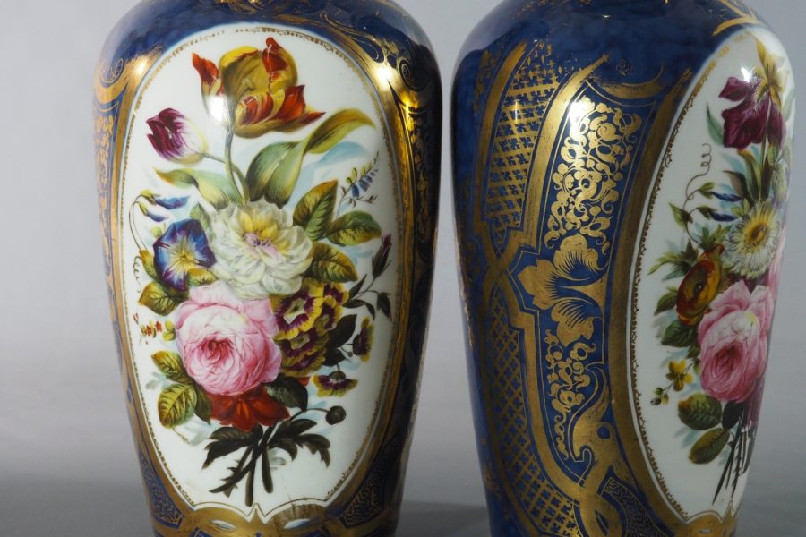 Paire de grandes vases en porcelaine de Paris — décor floral sur fond bleu nuagé, milieu XIXe siècle