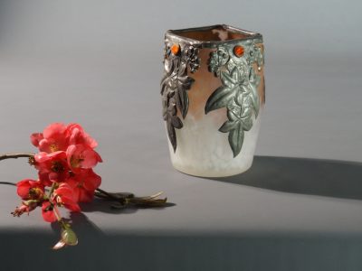 Vase en pâte de verre avec monture en étain moulé décorée de feuilles de lierre et de quatre cabochons rouges. France, époque Art nouveau, fin XIXe – début XXe siècle.