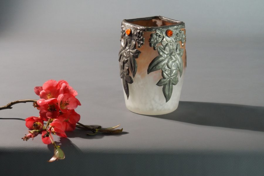 Vase en pâte de verre avec monture en étain moulé décorée de feuilles de lierre et de quatre cabochons rouges. France, époque Art nouveau, fin XIXe – début XXe siècle.