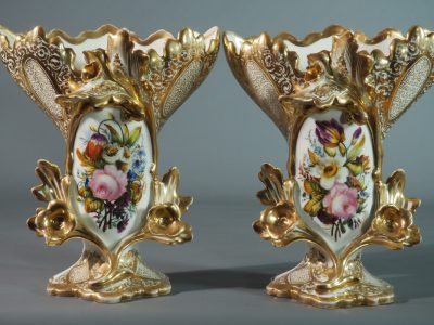 Paire de vases en porcelaine de Paris, décor floral peint à la main et dorure, fin XIXe siècle.