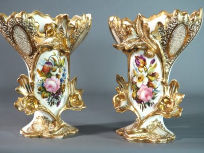 Paire de vases en porcelaine de Paris, décor floral peint à la main et dorure, fin XIXe siècle.