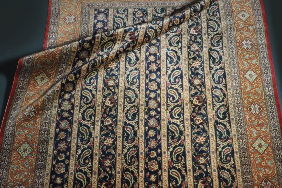 Tapis persan en soie fait main, première moitié du XXe siècle, avec signature du tisserand.