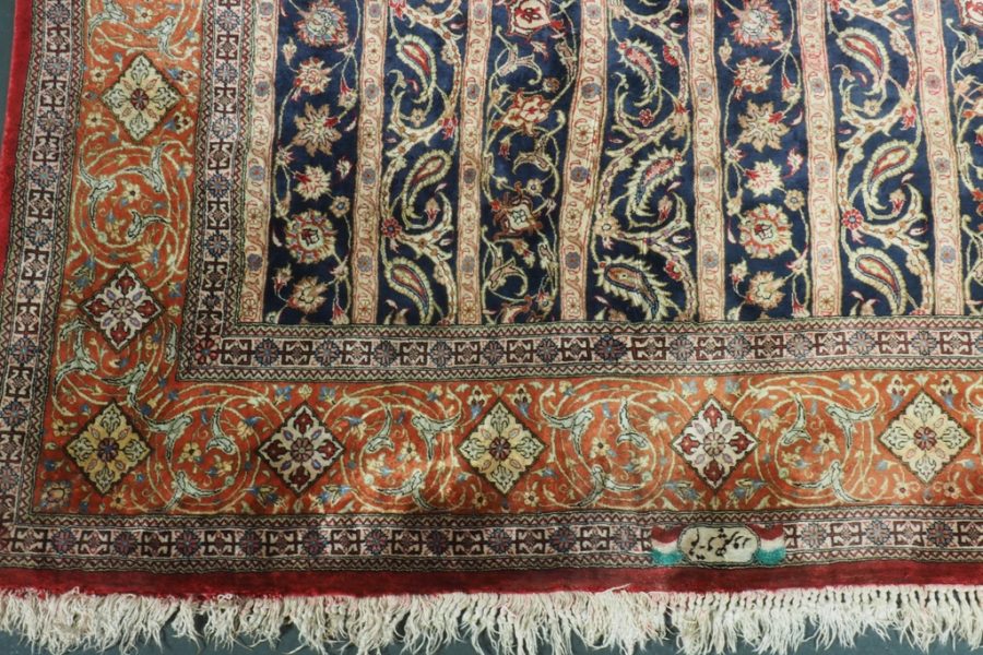 Tapis persan en soie fait main, première moitié du XXe siècle, avec signature du tisserand.