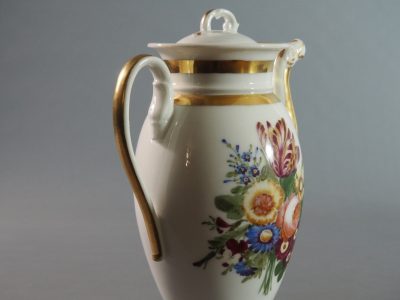 Théière Empire porcelaine de Paris XIXe siècle décor floral