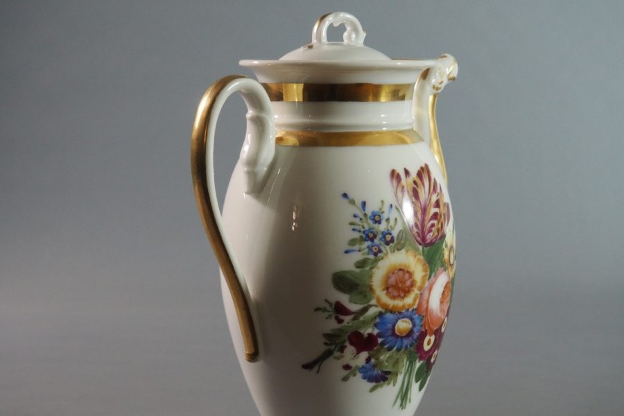 Théière Empire porcelaine de Paris XIXe siècle décor floral