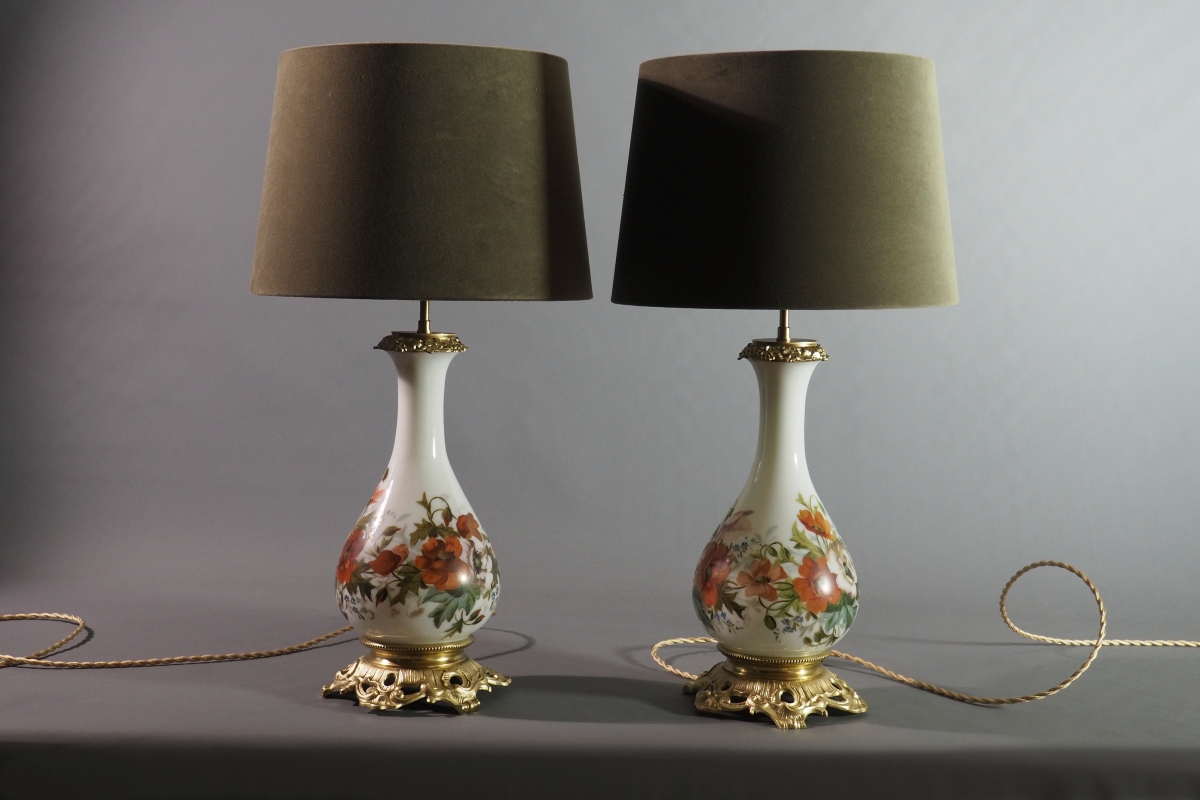 Paire de lampes opaline peinte XIXe siècle, anciennement lampes à huile