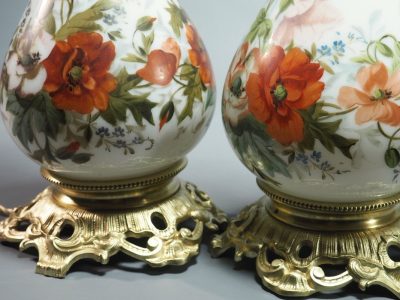 Paire de lampes opaline peinte XIXe siècle, anciennement lampes à huile