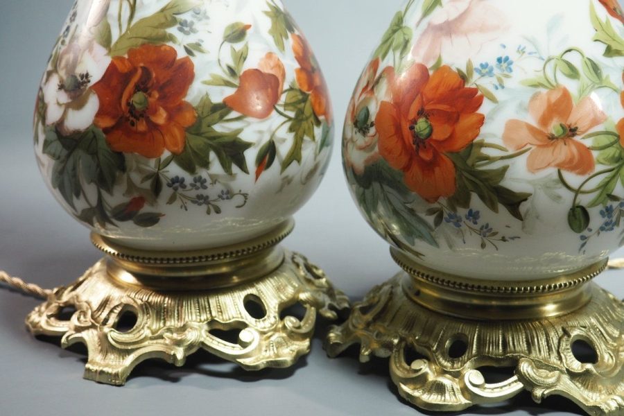 Paire de lampes opaline peinte XIXe siècle, anciennement lampes à huile