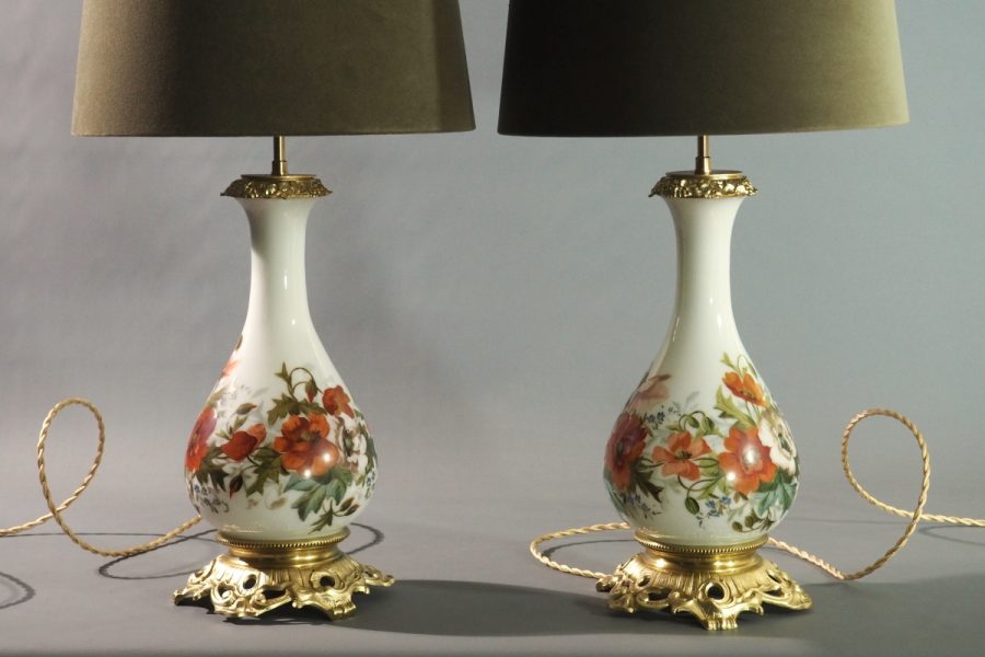 Paire de lampes opaline peinte XIXe siècle, anciennement lampes à huile