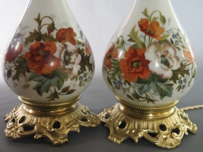 Paire de lampes opaline peinte XIXe siècle, anciennement lampes à huile