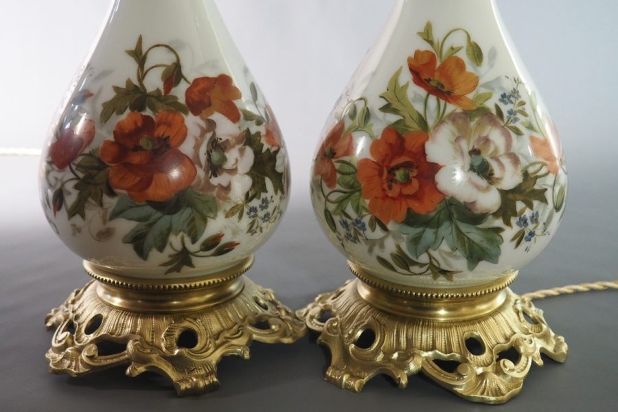 Paire de lampes opaline peinte XIXe siècle, anciennement lampes à huile
